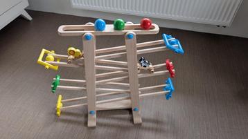 Stevige houten knikkerbaan – baan met ballen en autootjes beschikbaar voor biedingen