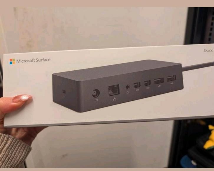Microsoft Surface Dock + Voedingsadapter Model 1661, Computers en Software, Dockingstations, Zo goed als nieuw, Docking station