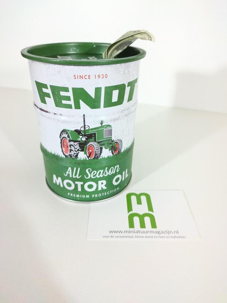 Fendt All Season Oil Barrel Spaarblik Nostalgic Art, Verzamelen, Spaarpotten, Nieuw, Overige thema's, Metaal of Blik, Verzenden
