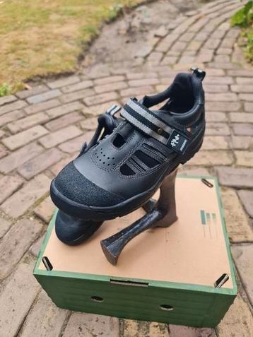 VEILIGHEIDSSCHOEN ARBESKO MAAT 42. beschikbaar voor biedingen