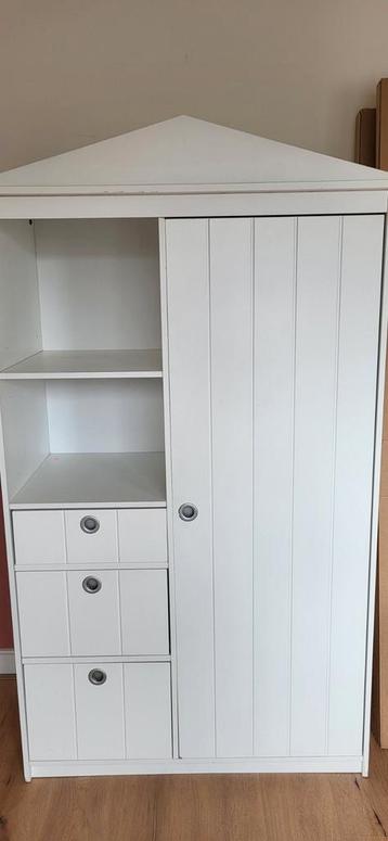 Leuke kinder kledingkast beschikbaar voor biedingen