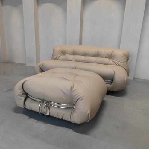 Cassina Soriana - Tweezits bank in Sand Leder, Antiek en Kunst, Antiek | Meubels | Stoelen en Banken, Ophalen of Verzenden