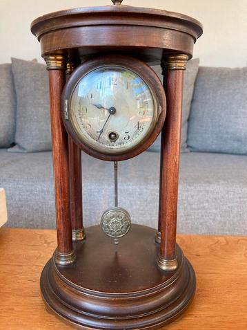 Een mooie mahoniehouten zuilenpendule, z.g. Josefientje.  beschikbaar voor biedingen