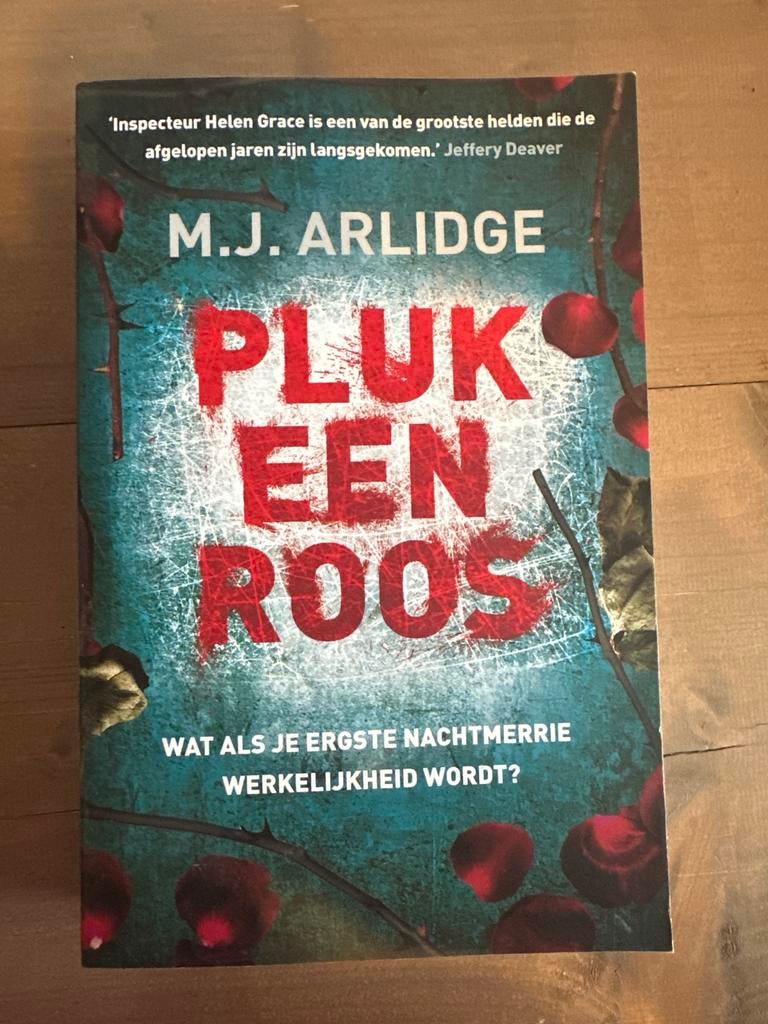 Spannende thriller: Pluk een Roos van M.J. Arlidge, Ophalen of Verzenden, Zo goed als nieuw, Nederland