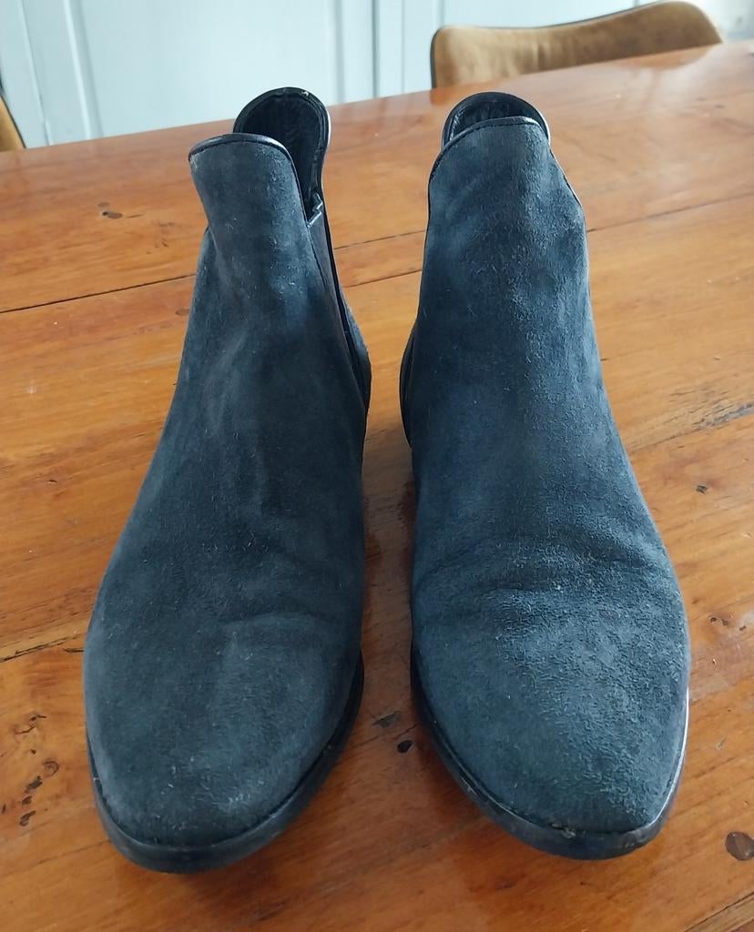 Donkergrijs suede enkellaarsjes, Julie Dee, 42, Lage of Enkellaarzen, Ophalen of Verzenden, Zo goed als nieuw, Grijs