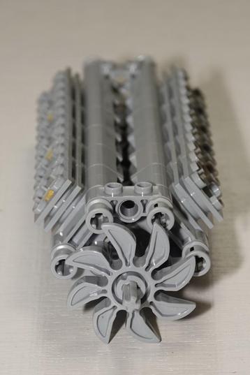 Lego Technic; Grijs & 'Slitless' V12 motor; met ventilator A beschikbaar voor biedingen