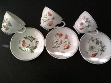 3 kop en schotels uit dezelfde serie beschikbaar voor biedingen