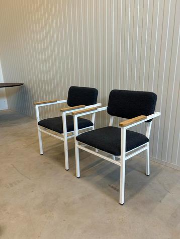 2 eetkamerstoelen - Scandinavisch Deens design beschikbaar voor biedingen