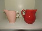 Twee prachtige oude water kannen in roze/wit en rood/wit, Ophalen