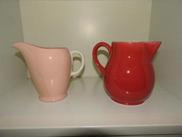 Twee prachtige oude water kannen in roze/wit en rood/wit beschikbaar voor biedingen