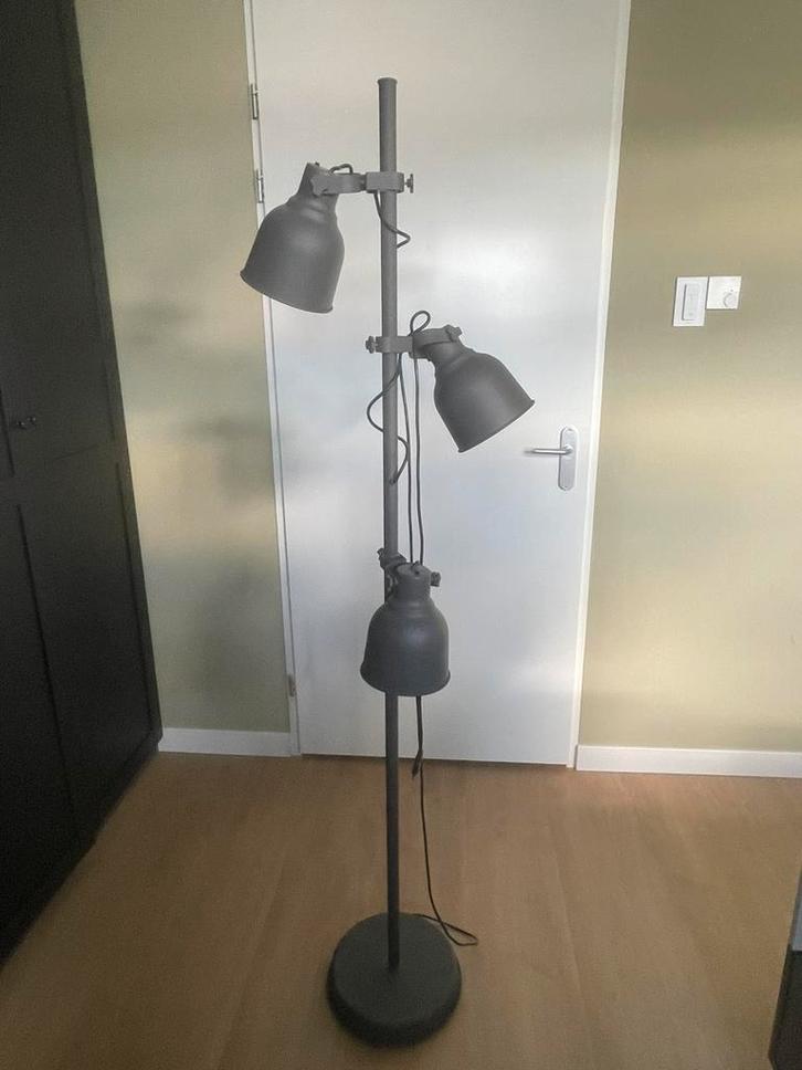 Ikea Hektar Lamp 3 Spots Donkergrijs, Huis en Inrichting, Lampen | Vloerlampen, Zo goed als nieuw, 150 tot 200 cm, Ophalen