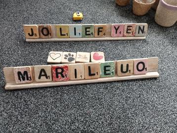 Letterplank met diverse letters beschikbaar voor biedingen