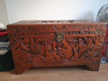 Oude, zware dekenkist met houtsnijwerk beschikbaar voor biedingen