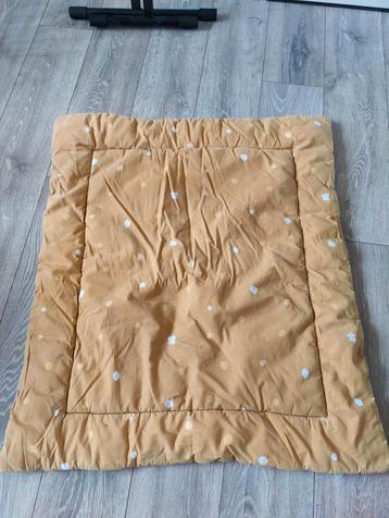 Boxkleed 100 x 80 cm geel met stippen beschikbaar voor biedingen