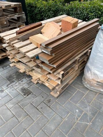 GRATIS  brandhout pallets en composiet beschikbaar voor biedingen