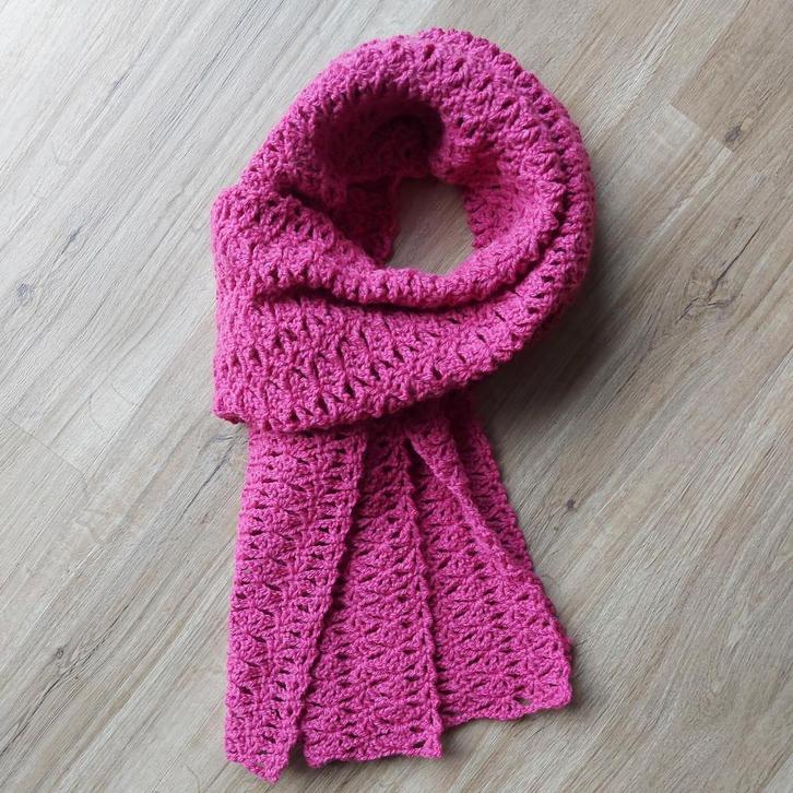 NIEUW! handgemaakt gehaakte sjaal, fuchsia roze 210x30cm, Kleding | Dames, Mutsen, Sjaals en Handschoenen, Nieuw, Sjaal, Ophalen of Verzenden