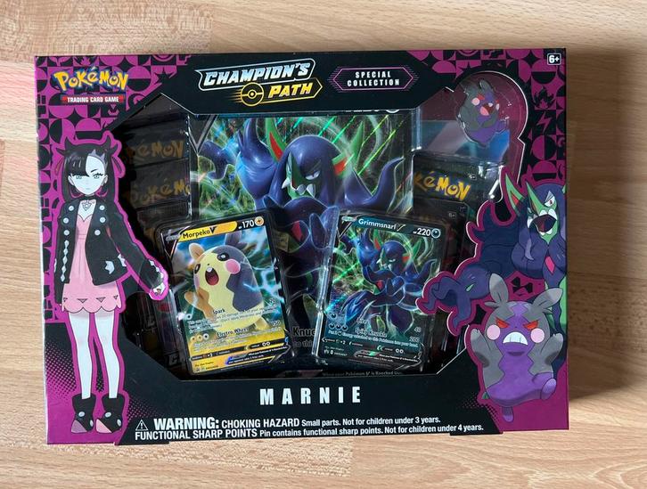Pokemon Marnie Champions Path Collection Box NIEUW SEALED, Hobby en Vrije tijd, Verzamelkaartspellen | Pokémon, Nieuw, Boosterbox