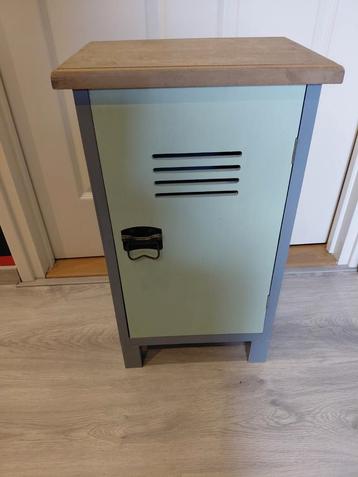 Nacht/ kastje beschikbaar voor biedingen