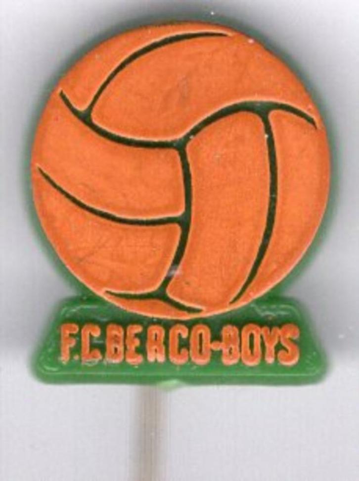 F.C. Berco Boys oranje op groen plastic speldje ( Z_221a ), Verzamelen, Speldjes, Pins en Buttons, Zo goed als nieuw, Speldje of Pin