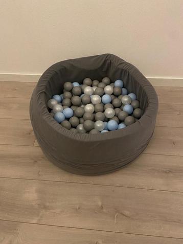 Mooie zachte ballenbak met ballen grijs/blauw/wit beschikbaar voor biedingen