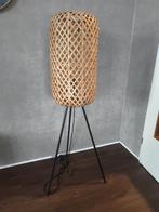 Stijlvolle staande lamp van hout en metaal, Huis en Inrichting, Lampen | Vloerlampen, 100 tot 150 cm, Ophalen of Verzenden, Zo goed als nieuw