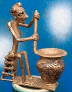 Afrikaanse dame met kookpot. Brons.  9/11 cm., Ophalen