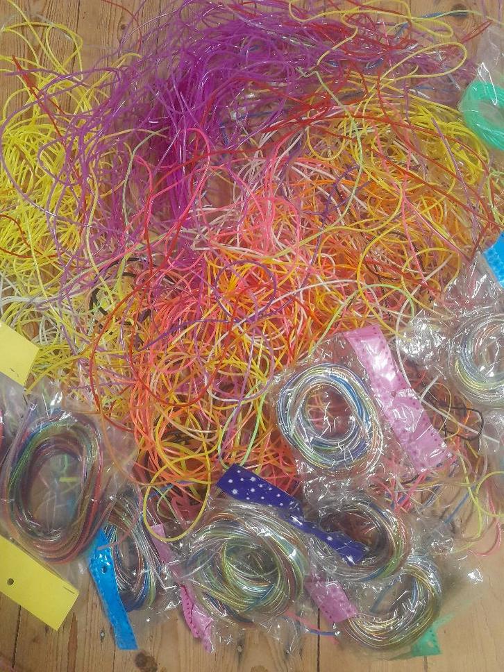 Grote doos vol met scoubidou ( scoebidoe ), Hobby en Vrije tijd, Knutselen, Nieuw, Materiaal, Ophalen of Verzenden