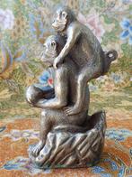 Mooi zwaar oud Oosters brons beeldje van twee apen 14,7 cm., Antiek en Kunst, Ophalen of Verzenden
