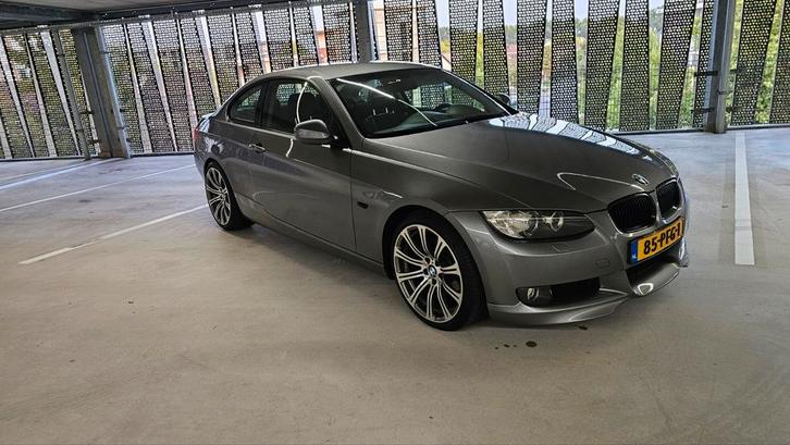 E92 320i coupé, Auto's, BMW, Particulier, 3-Serie, Benzine, B, Coupé, Handgeschakeld, Origineel Nederlands, Zilver of Grijs, Leder