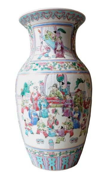 Famille Rose Chinese balustervaas. beschikbaar voor biedingen