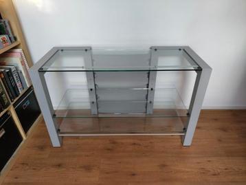 Modern metalen TV-meubel met glazen platen (112x46x69 cm)