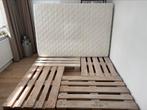 Matras met bedframe van vier white wash euro pallets (EPAL), Ophalen, Wit, 140 cm, Zo goed als nieuw
