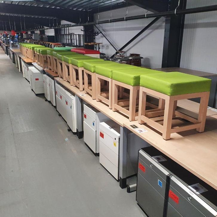 Vervoort houten kruk - groene of paarse skai, Huis en Inrichting, Krukjes, Nieuw, Hout, Ophalen of Verzenden