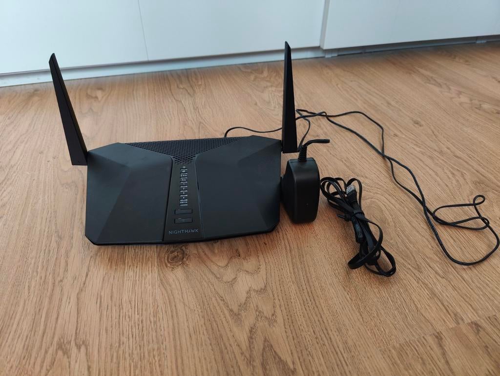 Netgear Nighthawk AX4 Router - Zo goed als nieuw!, Ophalen of Verzenden, Zo goed als nieuw, Router, Netgear