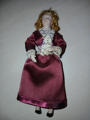 A) Vintage dame voor het poppenhuis 14 cm beschikbaar voor biedingen