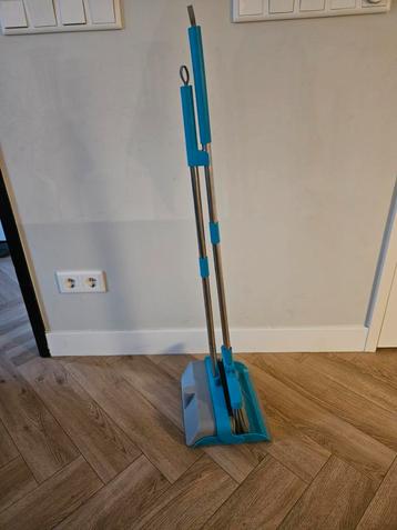 Bezem en blik voor op camping beschikbaar voor biedingen