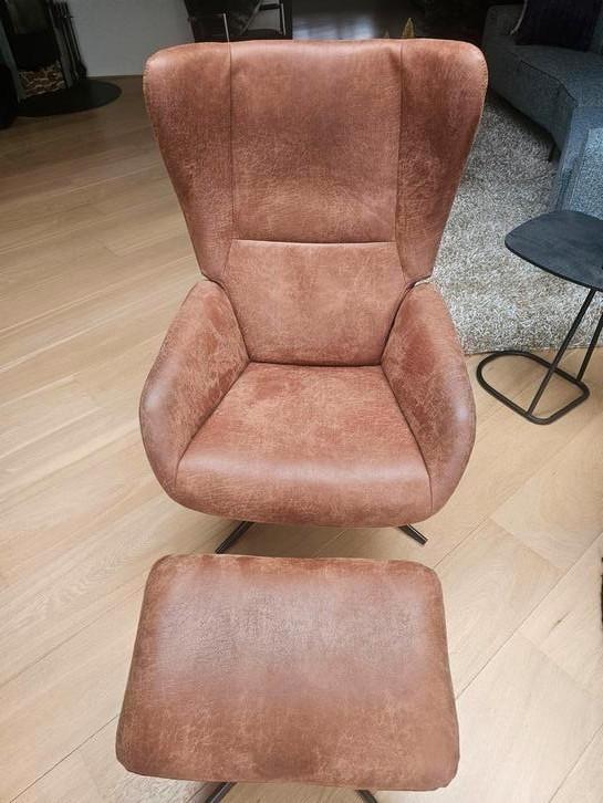 Mooie cognac kleurige relax fauteuil met voetenbankje, Huis en Inrichting, Fauteuils, Zo goed als nieuw, Ophalen