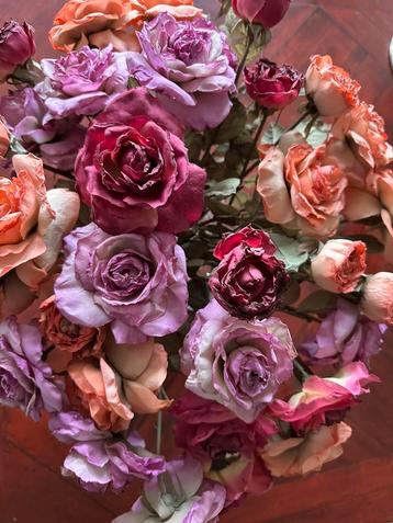 Een hele bos met zijden rozen in drie kleuren beschikbaar voor biedingen