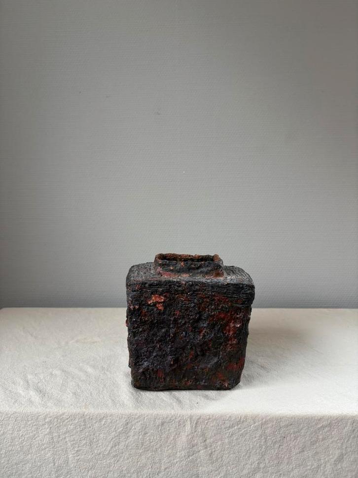 Vintage chamotte vierkanten bruin zwart vaas b15cm, Huis en Inrichting, Woonaccessoires | Vazen, Zo goed als nieuw, Zwart, Minder dan 50 cm