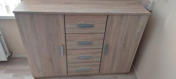 Dressoir/houten kast met lades en deuren beschikbaar voor biedingen