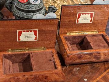 2 kleine muziek doosjes spelend. €75 per stuk  beschikbaar voor biedingen