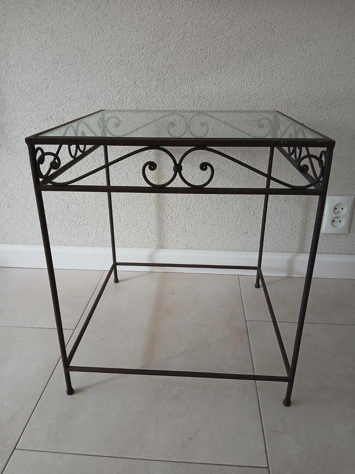 Gietijzer bijzettafel met geslepen glasplaat, Huis en Inrichting, Tafels | Sidetables, Zo goed als nieuw, 25 tot 50 cm, 50 tot 100 cm