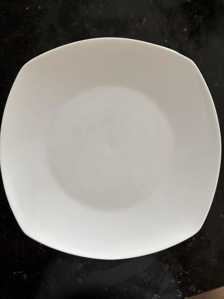 Wit porcelein servies, Huis en Inrichting, Keuken | Servies, Zo goed als nieuw, Bord(en), Overige stijlen, Porselein, Ophalen