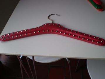 Rode 70-jaren kleerhanger met koperen nagels.    Vintage.  beschikbaar voor biedingen