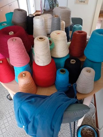 Konen, konen en konen wel ongeveer 45 stuks. beschikbaar voor biedingen