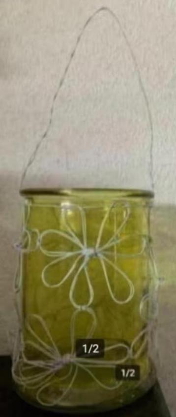 Windlicht van geel glas met witte draad-bloemen, versiering beschikbaar voor biedingen