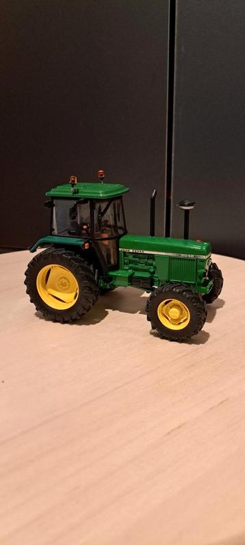 Verbouwde John Deere 3040 op bredere banden  beschikbaar voor biedingen
