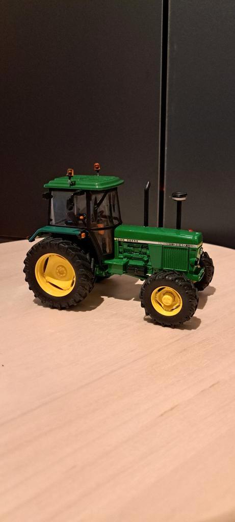 Verbouwde John Deere 3040 op bredere banden, Hobby en Vrije tijd, Modelauto's | 1:32, Zo goed als nieuw, Tractor of Landbouw, Britains