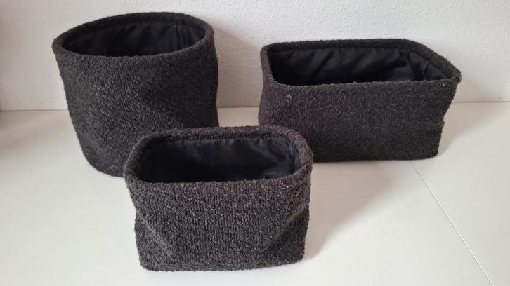 3 zwarte boucle mandjes xenos mand opberger opbergen opruim, Huis en Inrichting, Woonaccessoires | Schalen en Manden, Rond, Riet