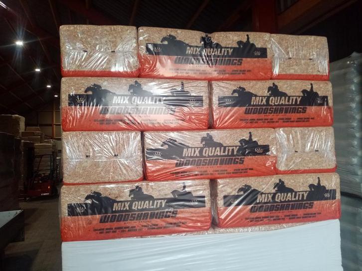 Tekoop  mooie balen houtkrullen 2e soort, scherpe prijs!!!!, Dieren en Toebehoren, Paarden en Pony's | Overige Paardenspullen